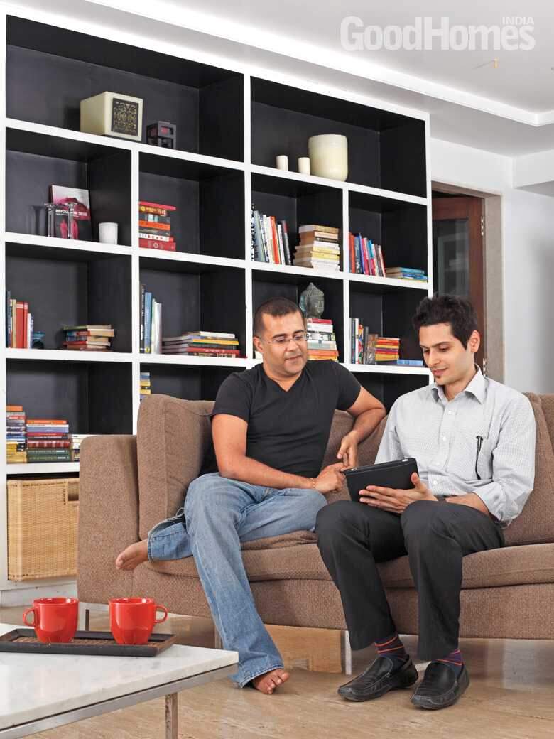 CHETAN BHAGAT THE GOD OF POPULAR INDIAN LITERATURE WELCOMES US INTO 